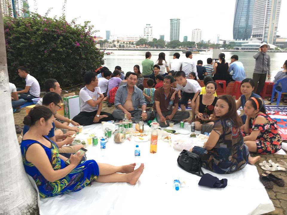 Hàng ngàn người chen kín tìm chỗ đẹp xem Lễ hội pháo hoa Đà Nẵng